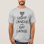 CAMISETA CANETAS LUMINOSAS E TRAÇOS PARA COMER<br><div class="desc">Diversão para Chanukah. VELAS LUMINOSAS E ATAQUES DE COMER com uma menorah. Design baseado na moral britânica de 1939.</div>