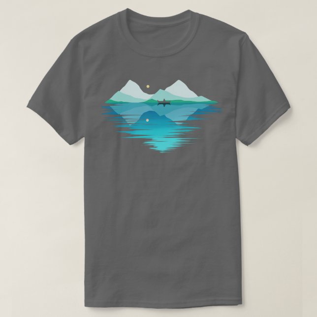 Camiseta Canoa Em Um Lago Nas Montanhas Por Lua Ligada A C (Frente do Design)