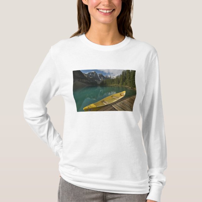 Camiseta Canoa estacionada em um cais ao longo do Lago Mora (Frente)