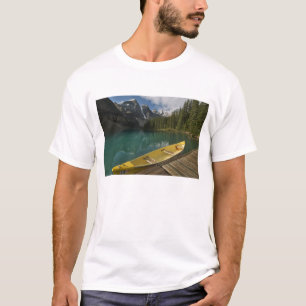 Camiseta Canoa estacionada em um cais ao longo do Lago Mora