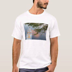 Camiseta Canoa no lago ao pôr do sol, Canadá