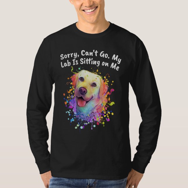 Camiseta Cant Go My Lab Is Sitting on Me Dog Dad Labrador R (Frente)