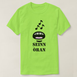 Camiseta cantando uma canção em gaélico escocês em òran