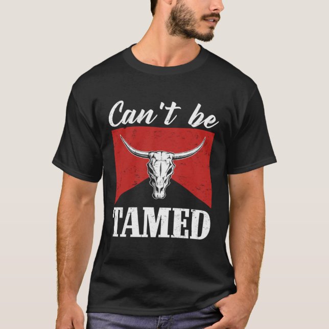 Camiseta Canu2019t Be Tamed Western Country Music Bull Skul (Frente)