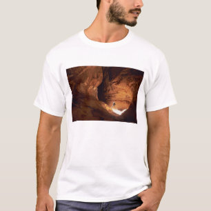 Camiseta Canyoneer iluminado nas profundezas de um desfilad
