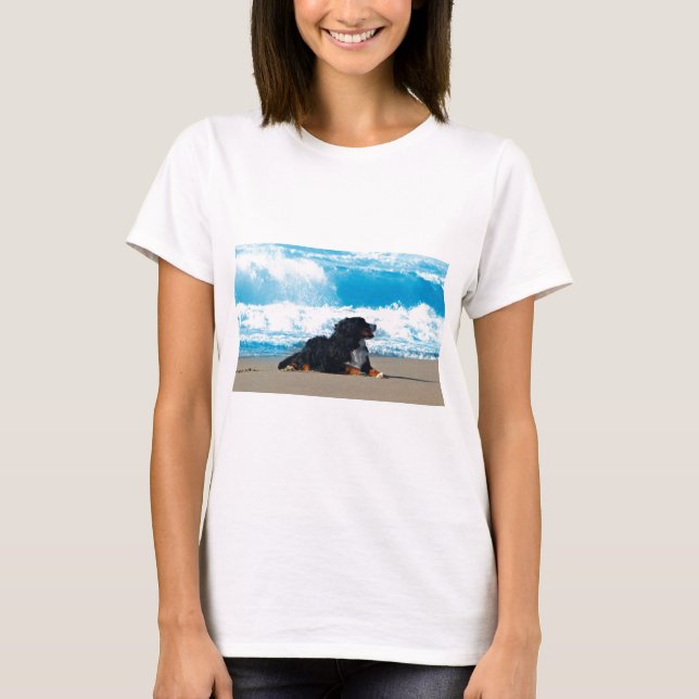 Camiseta Cão da Montanha Bernese na Praia (Frente)