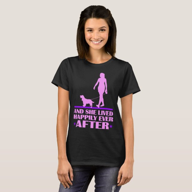 Camiseta Cão de cocker spaniel viveu feliz sempre em (Frente Completa)