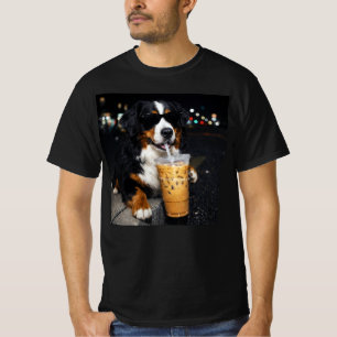 Camiseta Cão de Montanha Bernês Bebendo Café Gelado