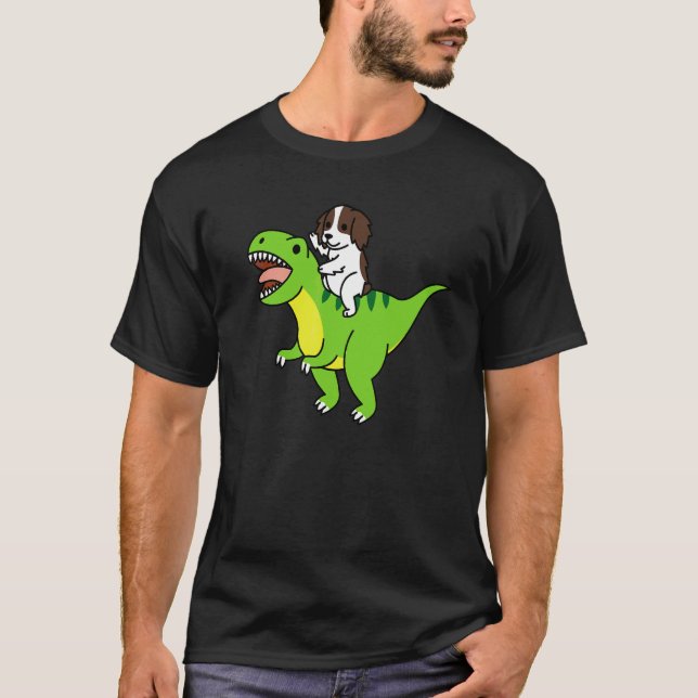 Camiseta Cão Dinosaur Rex Montando Springer Spaniel Inglês (Frente)
