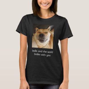 Camiseta cão engraçado sorrindo com slogan de uplifting