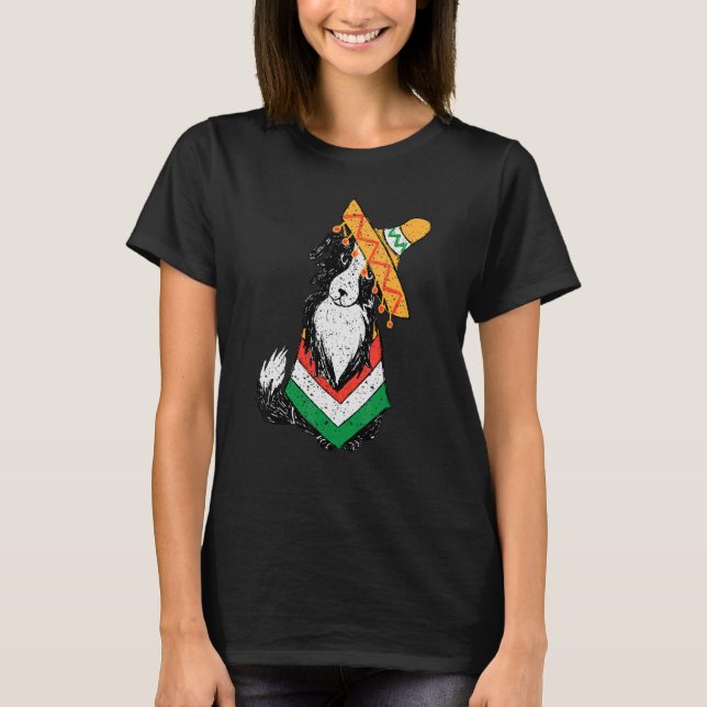Camiseta Cão Mexicano Vestindo Sombrero e Poncho Cinco De M (Frente)
