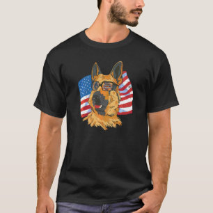 Camiseta Cão Pastor Alemão com Óculos e Bandeira Americana