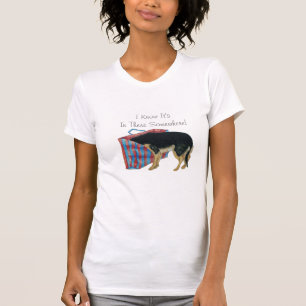 Camiseta Cão preto e tan bonito com cabeça no saco de