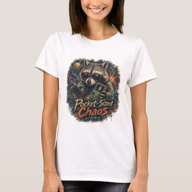 Camiseta Caos de Bolso Retro Gaming Mapache Spa Cósmico (Frente)