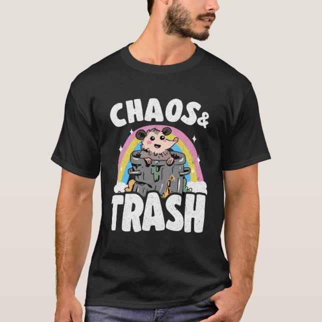 Camiseta Caos e Trash Ogambá Lixo Pode Arco-Íris Possum (Frente)