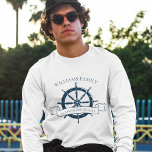 Camiseta Capa Longa Da Roda Náutica Do Navio De Cruzeiro Pe<br><div class="desc">Camisetas de manga de férias de verão, personalizadas pela chic, para seu cruzeiro de praia no oceano com um volante de barco azul marinho. Esta design náutica é perfeita para camisetas de reunião de família que combinam com a classe para comemorar a viagem especial. Personalize com seu sobrenome e ano....</div>