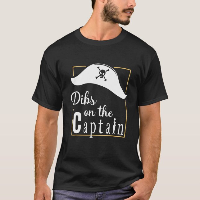 Camiseta Capitão Esposa Dibs sobre o projeto de pirata do C (Frente)