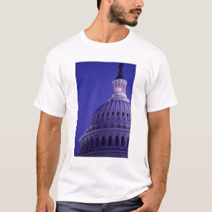 Camiseta Capitol dos EUA ao anoitecer com luz no domo ativa