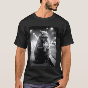 Camiseta Capivara Bebendo Café Gelado Animais Engraçados Me