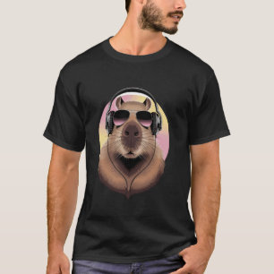 Camiseta Capivara Com Fones de Ouvido Óculos de Sol