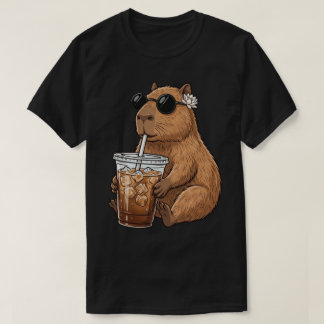 Camiseta Capivara Engraçada Bebendo Café Gelado Fofa e Rela
