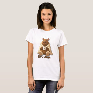Camiseta Capivara Relax tomando chá de pantufas