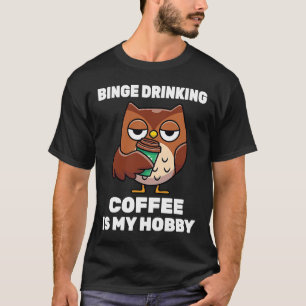 Camiseta Cappucccino Binge Bebendo Café É Minha Coruja Hobb
