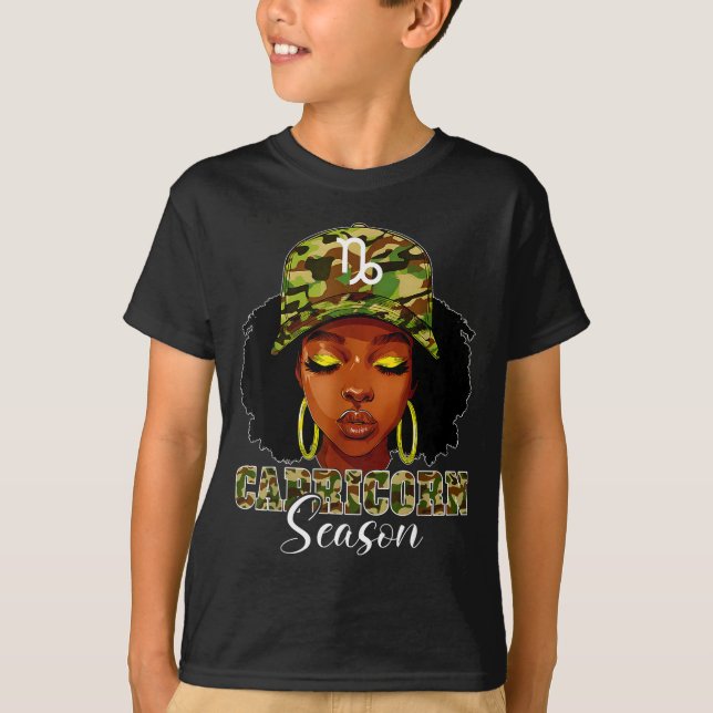 Camiseta Capricorn Season Black Woman With Camo Hat Birthda (Frente)