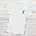 Camiseta Caprinos Clássicos de Âncora de Barcos<br><div class="desc">Camiseta branca do capitão de barco com tema náutico,  com ilustração de uma âncora e do seu nome e nome do barco em caracteres modernos.</div>