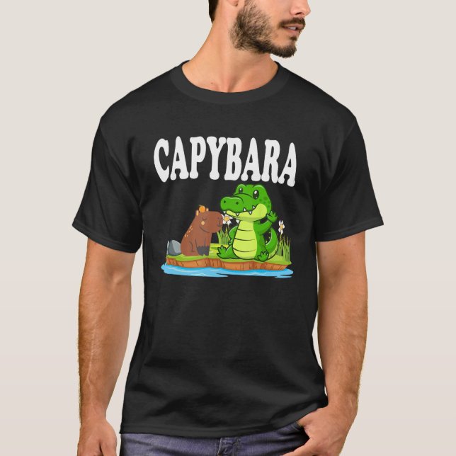 Camiseta Capybara Hangs Out With Crocodile Chilling With Cr (Frente)