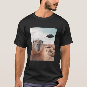 Camiseta Capybara Selfie com OVNIs - Gráfico Engraçado