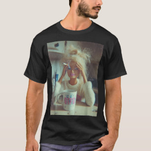 Camiseta Cara de Boneca Angustiada Engraçada Meme Fumando S