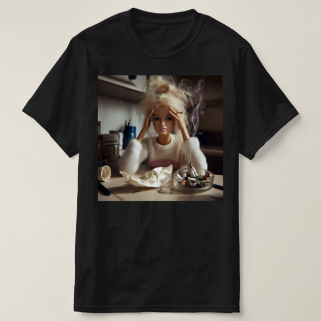 Camiseta Cara de Boneca Angustiada Engraçada Meme Fumando S (Frente do Design)