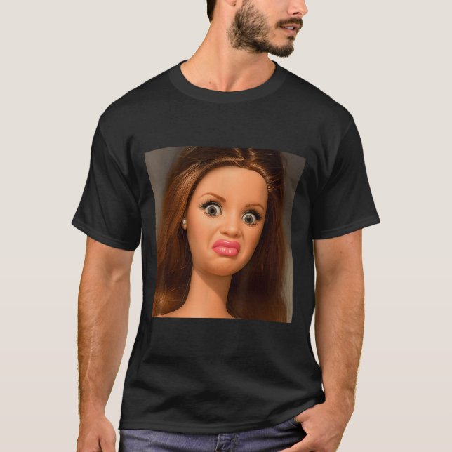 Camiseta Cara de Boneca Meme Repulsivo Engraçado (Frente)