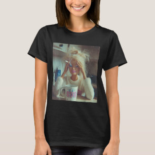 Camiseta Cara de Boneca Repulsiva Engraçada Meme Fumando Tr