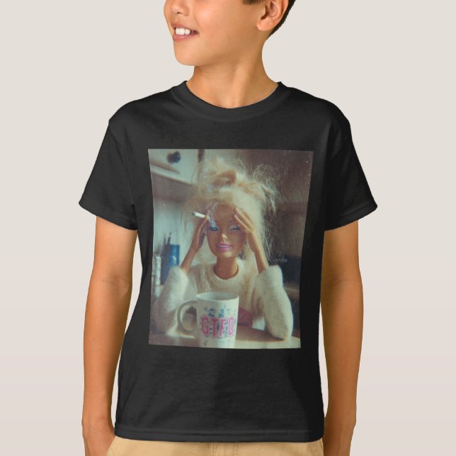 Camiseta Cara de Boneca Repulsiva Engraçada Meme Fumando Tr (Frente)