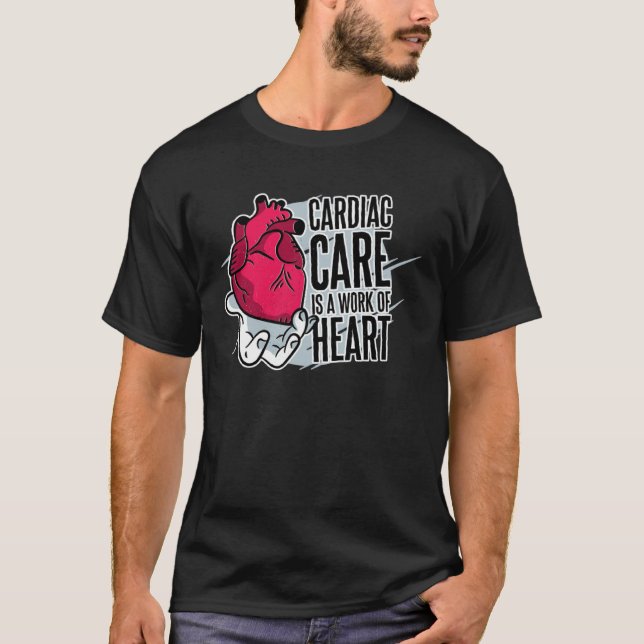 Camiseta Cardiac Care Is A Work Of Heart Heart Cardiac Card (Frente)