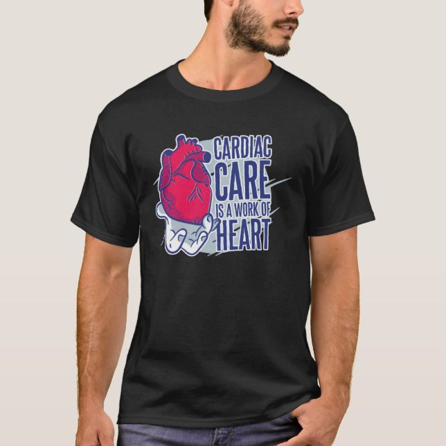 Camiseta Cardiac Care Is A Work Of Heart Heart Cardiac Card (Frente)