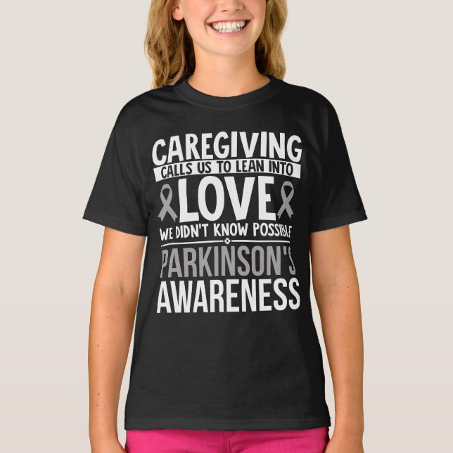 Camiseta Caregiving Nos Chama Para Nos Acarentar Em Parkins (Frente)