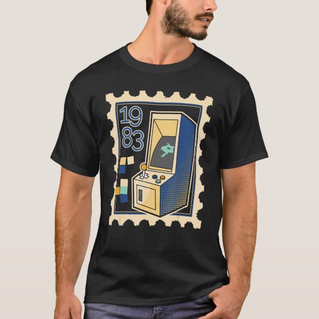 Camiseta Carimbo De Carimbo Com Computador De Jogo 1983 (Frente)