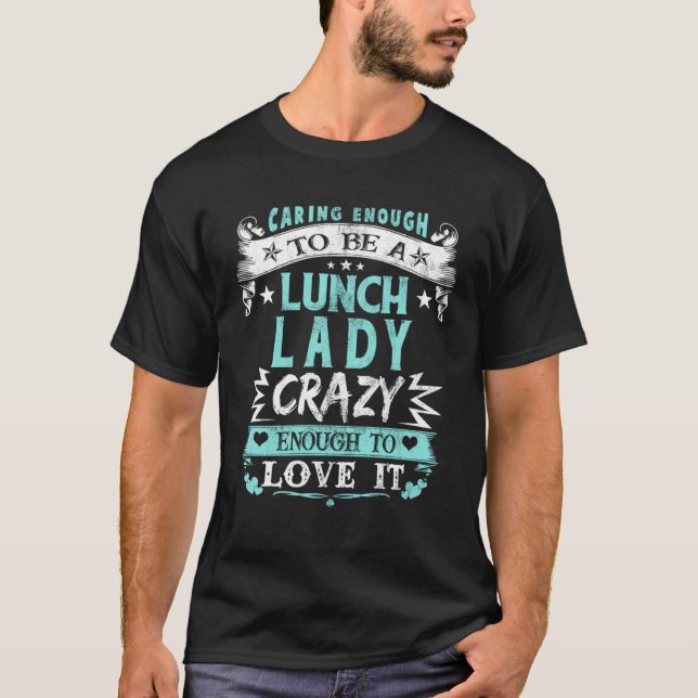 Camiseta Caring Enough To Be A Lunch Lady Fun School Cafete (Frente)