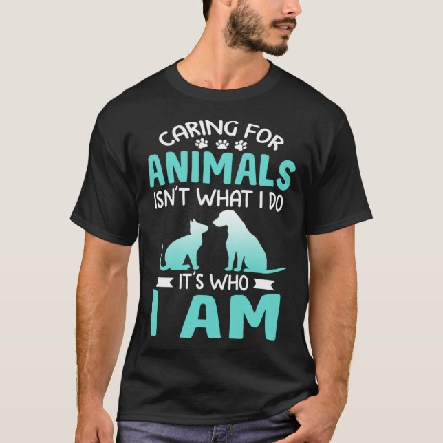 Camiseta Caring For Animals Who I Am  Veterinarian Rescue (Frente)