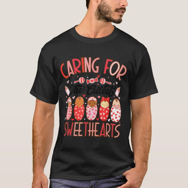 Camiseta Caring For The Cutest Sweethearts Nicu Nurse Valen (Frente)