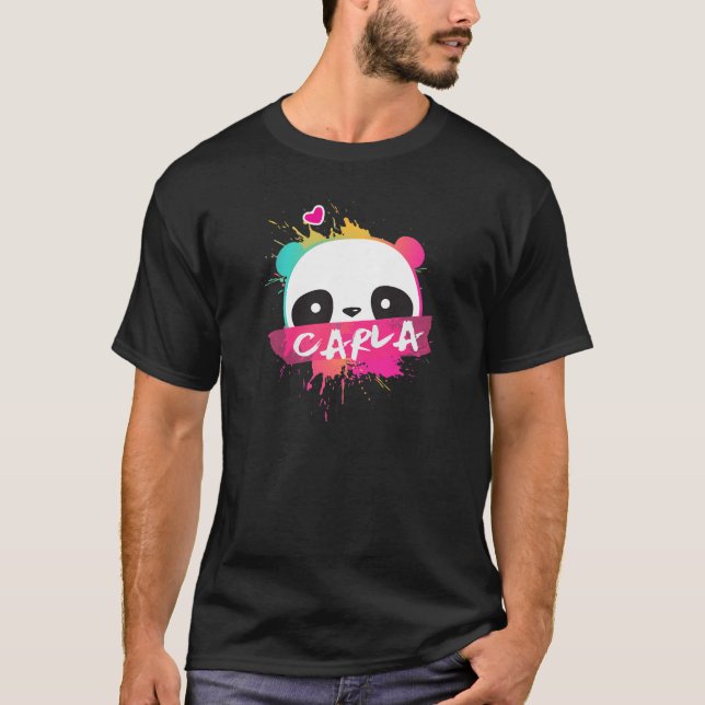 Camiseta CARLA - Belo nome de garota com um panda adorável (Frente)