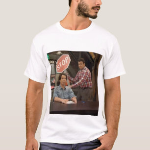 Camiseta Carly Gibby acertando o cadáver com um sinal de pa
