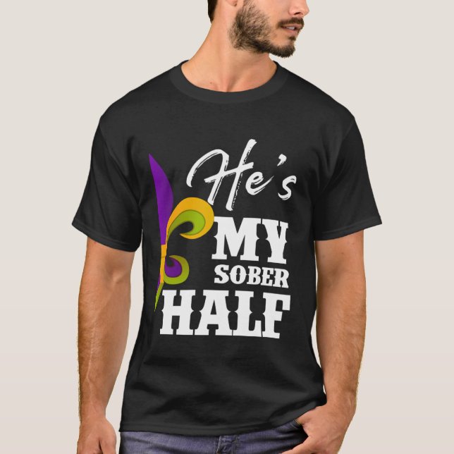 Camiseta Carnival Party He s My Sober Half Mardi Gras Coupl (Frente)