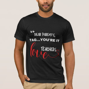 Camiseta Caros Pais Tag.. Você é — Professores Adoram Engra
