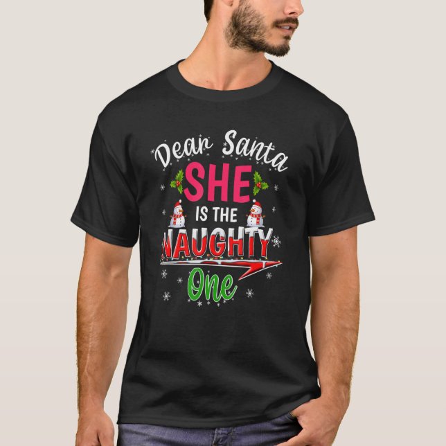 Camiseta Caros Papais noeis, Ela É O Natal Idiota (Frente)