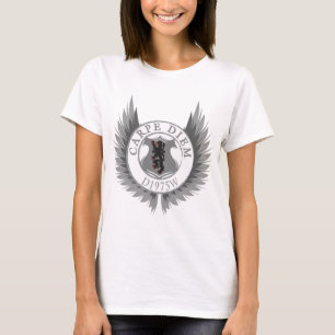 Camiseta Carpe Diem com Crest, Wings & Lyon