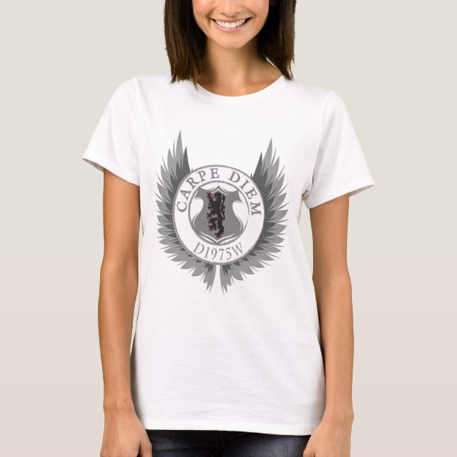 Camiseta Carpe Diem com Crest, Wings & Lyon (Frente)